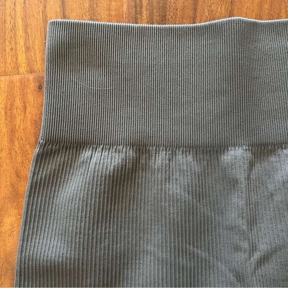 Amazon Gray Ribbed Bike Exercise Shorts size small - Picture 2 of 4